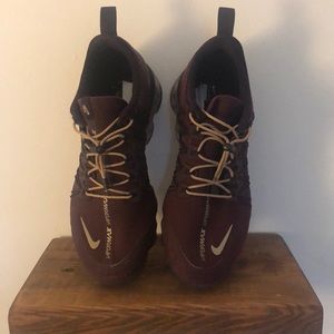 Nike. Women’s 7.5. Gently warn. Burgundy/ Mustard